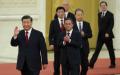 2022年10月23日，习近平（左一）代领中共最高权力机构中央政治局的新一届常委出来与媒体见面。