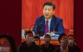 2022年10月12日，中共二十大前，党员们站在一幅习近平图片旁边，听导游介绍“伟大成就”。