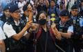 社民连主席陈宝莹六四当日手持黄色纸花现身铜锣湾，马上被多名警员押警车。（图片来源：Getty Images）