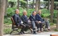 中国一公园里，老人们正在休息。（STR/AFP via Getty Images）