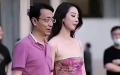 中石油旗下公司高管胡继勇与美艳女下属牵手逛街被曝光后，双双遭停职。（图片来源：视频截图）