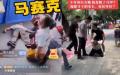云南越战老兵在福州寻找被拐儿子时遭城管驱赶、警察殴打，倒地不起。（图片来源：视频截图）