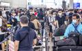 香港机场内，办理前往英国航班的柜台前大排长龙。（Getty Images）
