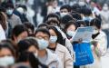 2021年11月28日，湖北省考生排队参加公务员考试。（STR/AFP via Getty Images）