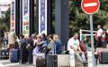 10月18日，被疏散至图卢兹机场外候机的旅客。（图片来源：网络翻拍）