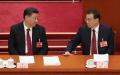 2023年3月5日，中共国务院总理李克强（右）在北京人民大会堂举行的全国人民代表大会开幕式上发表工作报告后走过中共国家主席习近平（左）身边。