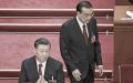 2023年3月5日，李克强在两会开幕式上发表工作报告后，从习近平身边走过。（NOEL CELIS/AFP via Getty Images ）