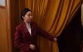 2018年3月3日，在北京大会堂举行的中共政协会议（CPPCC）开幕式上，一名女性工作人员拉着幕布。(图片来源：GREG BAKER/AFP via Getty Images)