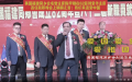 美国福建同乡会名誉会长陈学端在该会成立82周年的会庆上，公开大骂纽约中领馆总领事黄屏为“傀儡”、“贪官”，还称黄屏应该进监狱。他的话语博得台上、台下连连拍手叫好。（视频截图）