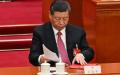 习近平在中共全国人大闭幕式上收起文件。