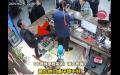 中共三名公职人员在湖北一酒店耍横，脚踢老板。（图片来源：视频截图）