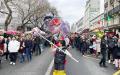 2月3日，巴黎美丽城新春集市开幕式前的新年舞龙舞狮大游行。（摄影：林莲怡/看中国）