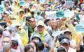 关切国会职权修法，5月24日，台湾民众于立院外穿雨衣抗议。（图片来源：中央社）