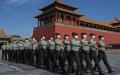 一队士兵在天安门附近行走 。    （图片来源:  Getty Images）