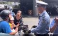 广州一名男子带高烧孩子去医院，交警扣车。（图片来源：视频截图）