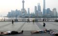 2017年7月25日上海天气炎热，市民躺在外滩纳凉。（图片来源：Getty Images）