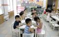 2004年8月5日，北京一家幼儿园学生在享用早餐。（Getty Images）
