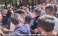云南昭通建筑工人堵市政府大门讨薪与警察发生激烈冲突。（图片来源：视频截图）