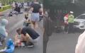 武汉市江夏区上学高峰一轿车冲撞学生和家长撞倒一片。（图片来源：视频截图）