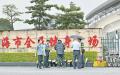 2024年11月13日，珠海市体育中心门外，人们自发摆放的追悼亡者花束。（Hector Retamal/AFP via Getty Images）