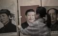 2021年5月10日在延安，一位小贩正在卖习近平、毛泽东的肖像。（图片来源： HECTOR RETAMAL/AFP via Getty Images）