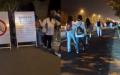 河南郑州大学生们 “ 夜骑开封 ” 活动因中共封路，已变成 “ 夜走开封 ”。（图片来源：视频截图）
