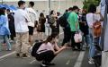 2022年8月26日，北京的一场招聘会上大批年轻人在找工作。（图片来源：Getty Images）