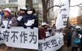 天津失独老人们在天津卫监所门前拉横幅喊口号抗议政府不兑现承诺。（视频截图）