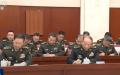 党魁习近平在会议厅主持会议，军委们在记笔记。