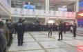 山东7岁男孩输液死亡，民众聚集大批警察清场。（图片来源：网络图片）
