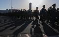 2024年3月8日，中国军队代表在中国北京人民大会堂出席全国人民代表大会第二次全体会议时排队。（图片来源：Kevin Frayer/Getty Images）