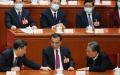 中共党魁习近平（左）于2023年3月11日在中国北京举行的全国人民代表大会第四次全体会议上与前总理李克强（中）和全国人民代表大会委员长赵乐际（右）讲话。