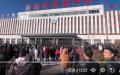 陕西蒲城职校17岁学生校内坠亡引发大量民众聚集抗议。（图片来源：视频截图）