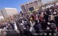 陕西蒲城职校学生校内坠亡，成千上万民众声援家属在校门前抗议。（图片来源：视频截图）