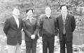 黄丽满（左二）是江泽民任电子工业部部长时的秘书。（网络图片）