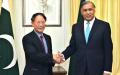 2006年4月24日，时任中国工商联部长胡德平（左）在伊斯兰堡与巴基斯坦总理肖卡特·阿齐兹握手。（图片来源：AAMIR QURESHI/AFP via Getty Images）