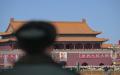 2024年3月3日，在被称为“两会”的中国年度立法会议之前，一名中国人民解放军士兵在北京天安门城楼前站岗。(图片来源：PEDRO PARDO/AFP via Getty Images)