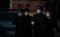 中国人民解放军士兵在北京人民大会堂附近行进。（图片来源PEDRO PARDO/AFP via Getty Images)