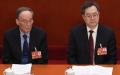 中国国家副主席王岐山（左）和政治局常委丁薛祥（右）于 2023 年 3 月 5 日出席了第十四届全国人民代表大会第一次会议开幕式。（图片来源：Lintao Zhang/Getty Images）