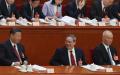 2025年3月5日，中共党魁习近平（左）、中共国务院总理李强（中）和中办主任蔡奇（右）在全国人民代表大会开幕式上。（图片来源：Lintao Zhang/Getty Images）