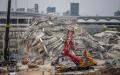 2025年4月2日，泰国搜救队正在从位于曼谷乍都乍区倒塌的国家审计署大楼中营救受害者。（Lauren DeCicca/Getty Images）