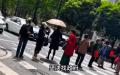 湖南衡阳海银财富投资者堵路维权，高呼“枪毙贪官、枪毙保护伞”。（图片来源：视频截图）