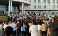 5月11日，河北邢台南宫市政府决定关停丰翼小学，引发上千名家长抗议。（图片来源：视频截图）