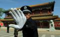 2012年4月11日，一名警察阻止人在中南海外拍摄照。（图片来源：Getty Images）