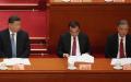 中共党魁习近平（左）、国务院总理李克强（中）、全国政协主席汪洋（右）于2023年3月4日在北京人民大会堂出席中国人民政治协商会议第十四届一次会议开幕式。（图片来源：Lintao Zhang/Getty Images)