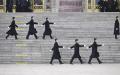 两会开幕前，警卫在北京人民大会堂外操步。（Getty Images） 