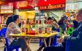2024年10月24日晚，重庆酒店摆在户外的街头餐桌。 （图片来源：Getty Images）