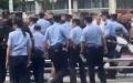 四川江油14岁女孩遭霸凌，官方处理结果引发大规模示威抗议，遭警察暴力镇压。（图片来源：视频截图）
