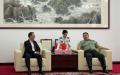 新加坡国防部常任秘书陈庆基在与国防大学政委钟绍军会见时，钟绍军几乎是躺在沙发上摆谱，引起嘲讽。 （新加坡国防部脸书）