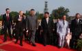 2025年9月3日，俄罗斯总统普京与中共党魁习近平、朝鲜领导人金正恩和巴基斯坦总理夏巴兹·谢里夫参加在北京天安门广场举行的阅兵仪式。（图片来源：ALEXANDER KAZAKOV/POOL/AFP via Getty Images）